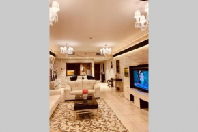 Luxurious Pool View Apt in the Heart of Downtown.